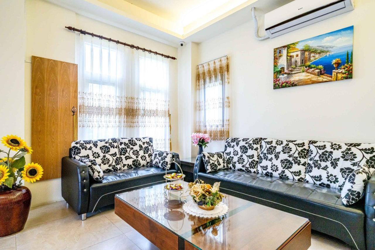 Aurora Castle Guest House La Đông Ngoại thất bức ảnh